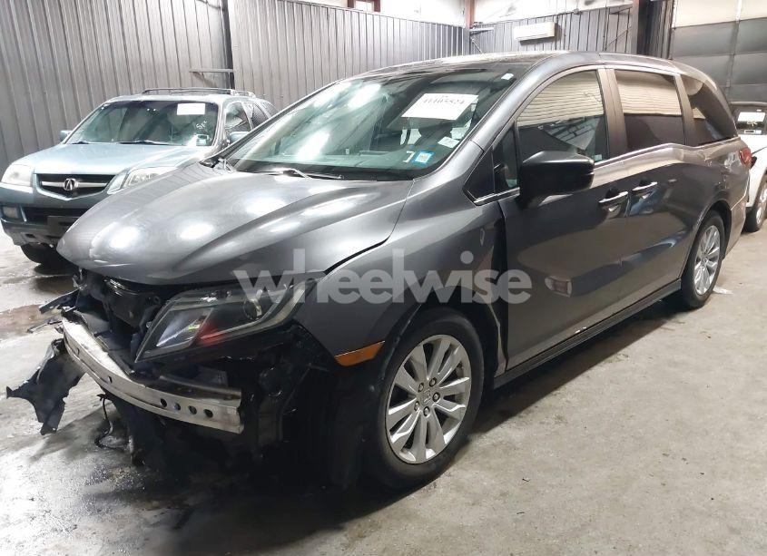 Photo 2 of 2018 Honda Odyssey LX (VIN 5FNRL6H29JB093935)