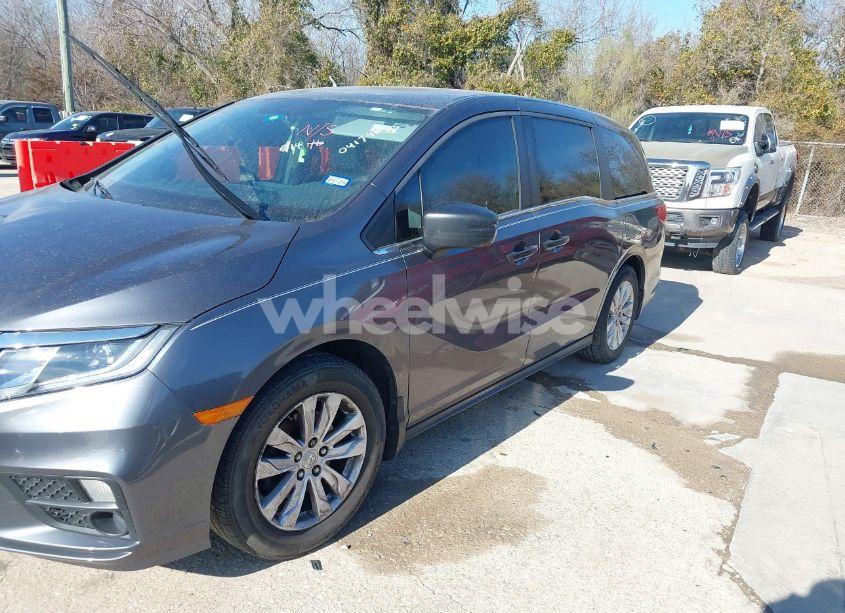 Photo 2 of 2018 Honda Odyssey LX (VIN 5FNRL6H2XJB041746)