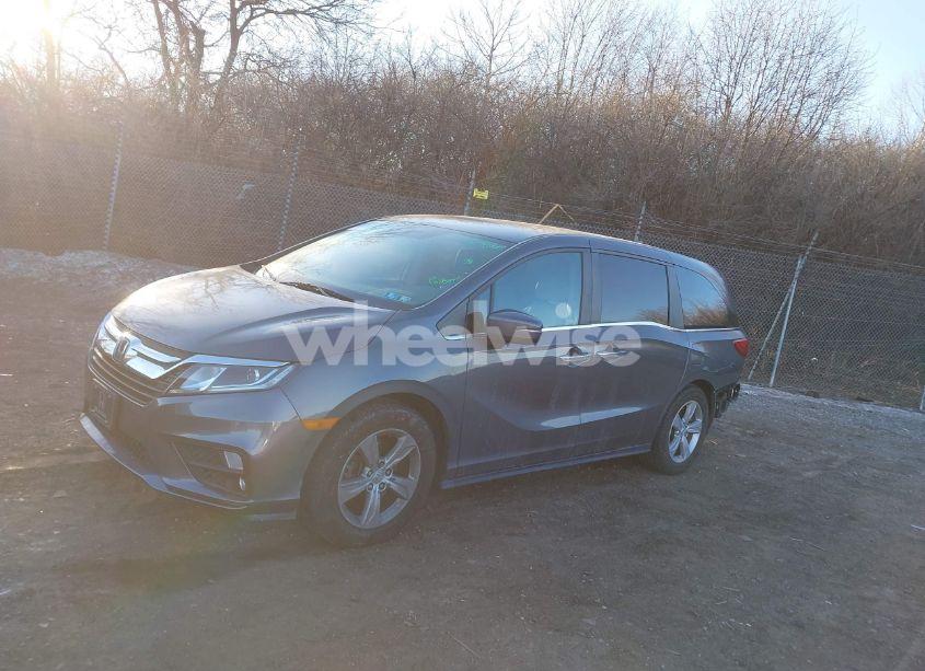 Photo 2 of 2018 Honda Odyssey EX (VIN 5FNRL6H58JB098439)