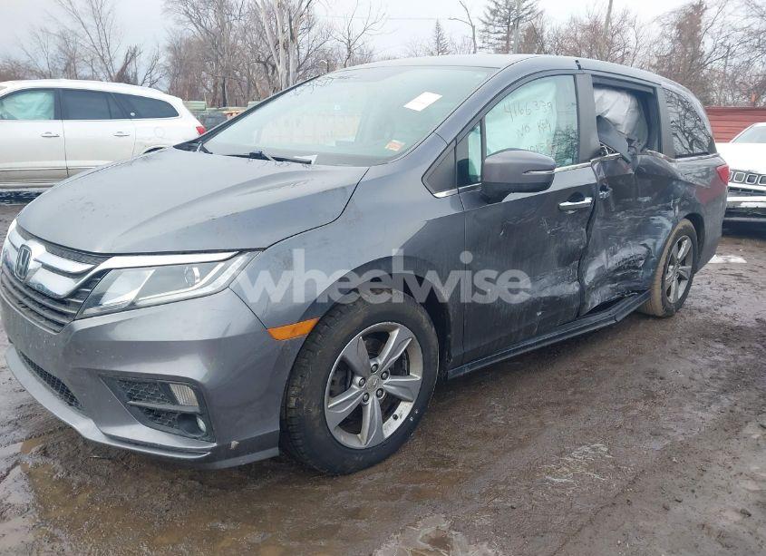 Photo 2 of 2018 Honda Odyssey EX (VIN 5FNRL6H59JB059231)