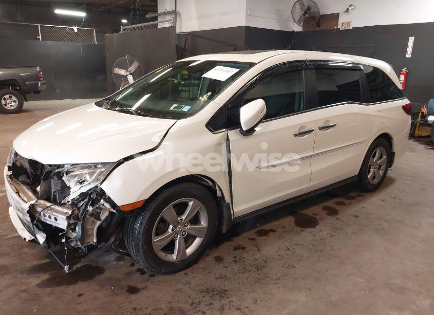 Photo 2 of 2018 Honda Odyssey EX-L (VIN 5FNRL6H70JB049544)