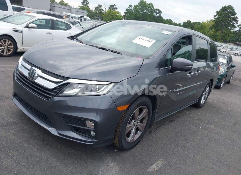 Photo 2 of 2018 Honda Odyssey EX-L (VIN 5FNRL6H70JB066747)