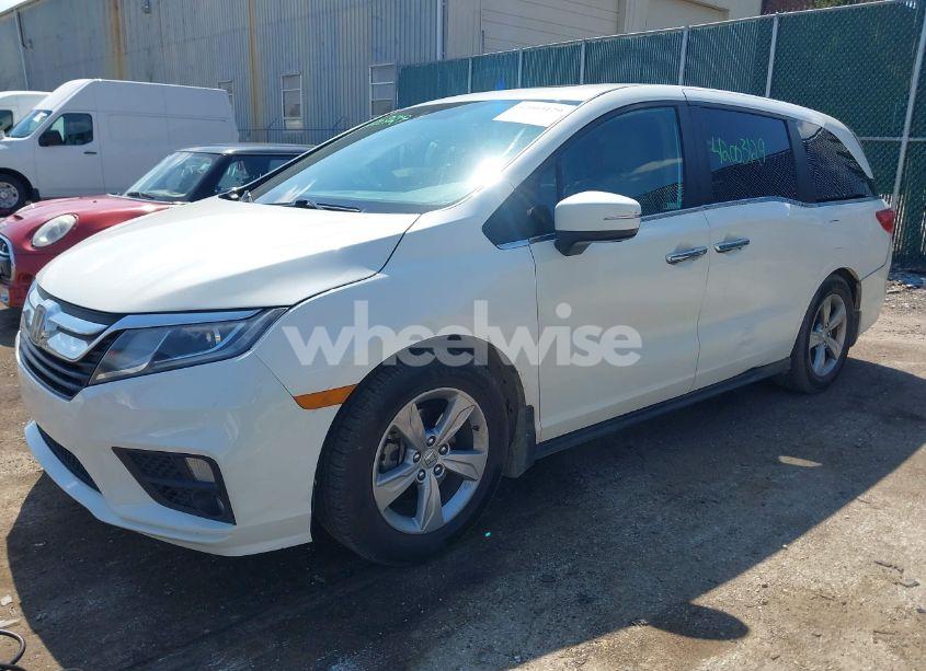 Photo 2 of 2018 Honda Odyssey EX-L (VIN 5FNRL6H70JB102713)