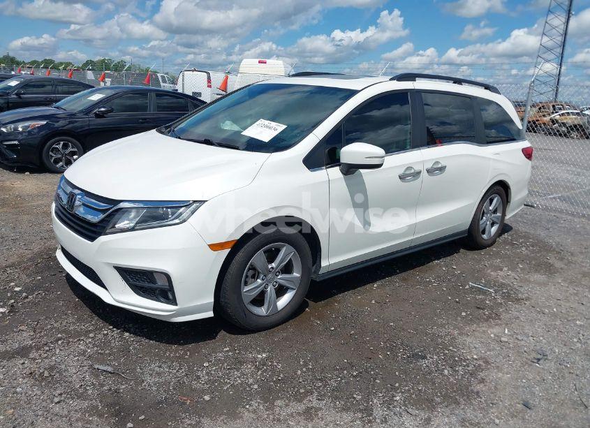 Photo 2 of 2018 Honda Odyssey EX-L (VIN 5FNRL6H71JB057300)