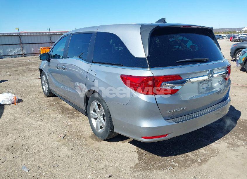 Photo 3 of 2018 Honda Odyssey EX-L (VIN 5FNRL6H71JB077112)