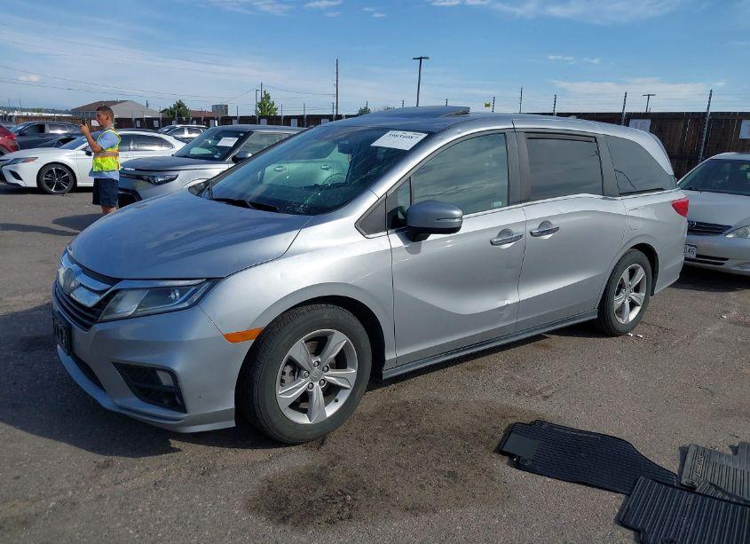 Photo 2 of 2018 Honda Odyssey EX-L (VIN 5FNRL6H71JB105006)