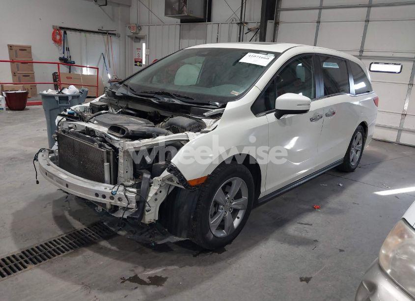 Photo 2 of 2018 Honda Odyssey EX-L (VIN 5FNRL6H72JB040506)