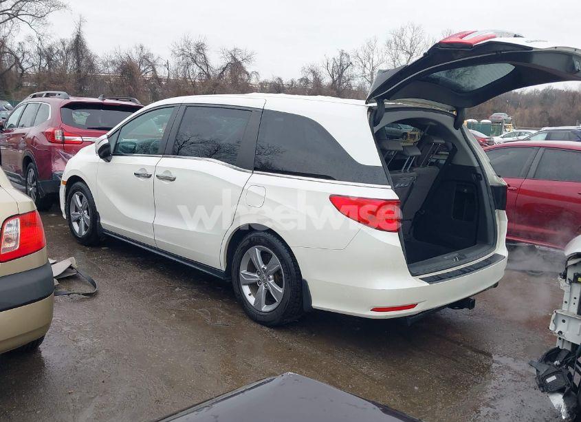 Photo 3 of 2018 Honda Odyssey EX-L (VIN 5FNRL6H73JB039588)