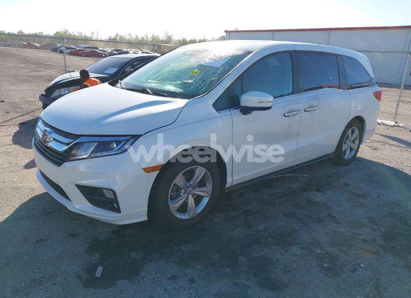 Photo 2 of 2020 Honda Odyssey (VIN 5FNRL6H73LB010076)