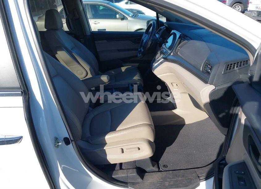 Photo 5 of 2020 Honda Odyssey (VIN 5FNRL6H73LB010076)