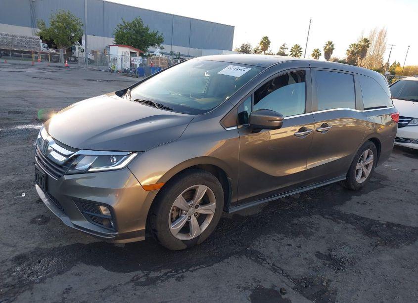Photo 2 of 2018 Honda Odyssey EX-L (VIN 5FNRL6H75JB035915)