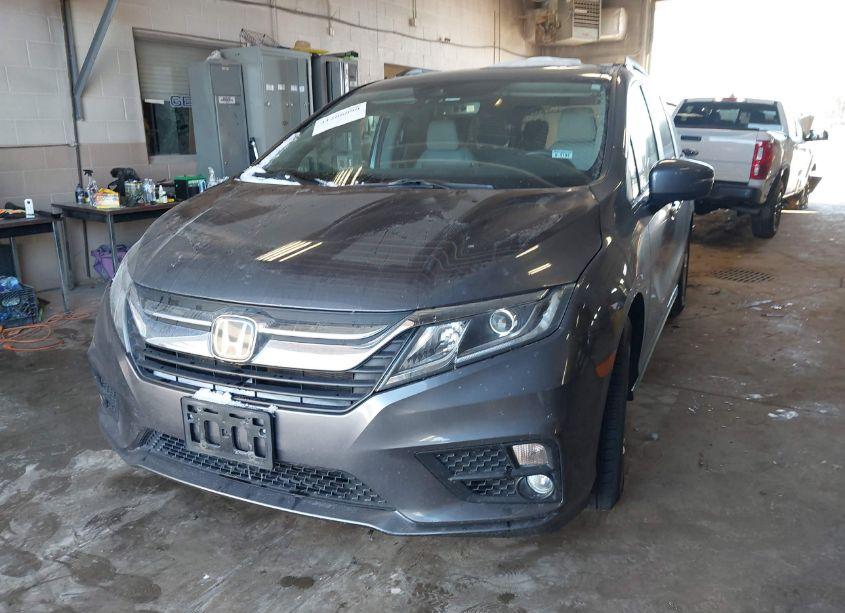 Photo 2 of 2018 Honda Odyssey EX-L (VIN 5FNRL6H75JB090266)