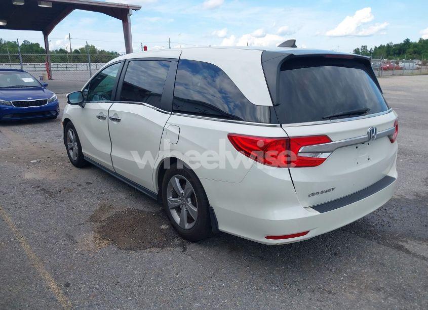 Photo 3 of 2018 Honda Odyssey EX-L (VIN 5FNRL6H76JB053937)