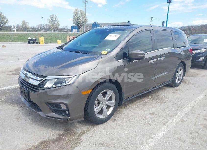 Photo 2 of 2018 Honda Odyssey EX-L (VIN 5FNRL6H76JB082421)