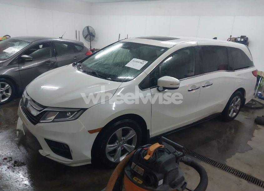 Photo 2 of 2018 Honda Odyssey EX-L (VIN 5FNRL6H76JB101095)
