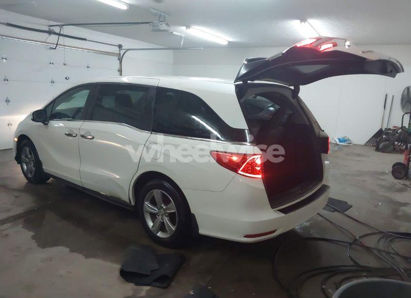 Photo 3 of 2018 Honda Odyssey EX-L (VIN 5FNRL6H76JB101095)