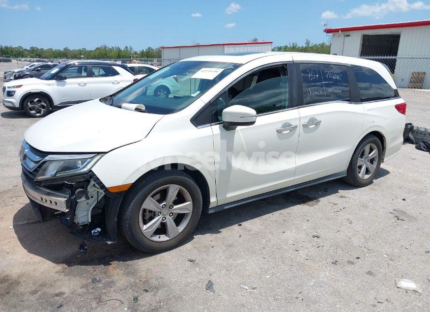 Photo 2 of 2018 Honda Odyssey EX-L (VIN 5FNRL6H76JB111027)