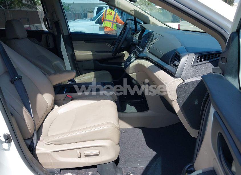 Photo 5 of 2020 Honda Odyssey (VIN 5FNRL6H76LB028748)