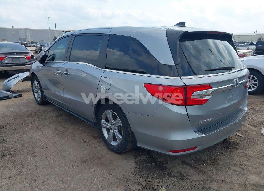 Photo 3 of 2018 Honda Odyssey EX-L (VIN 5FNRL6H77JB079219)