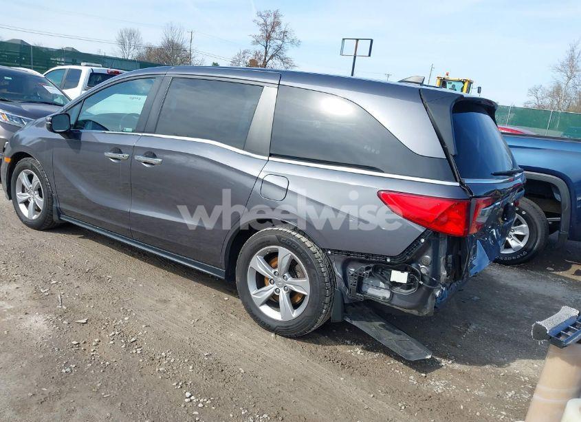 Photo 3 of 2018 Honda Odyssey EX-L (VIN 5FNRL6H77JB101803)