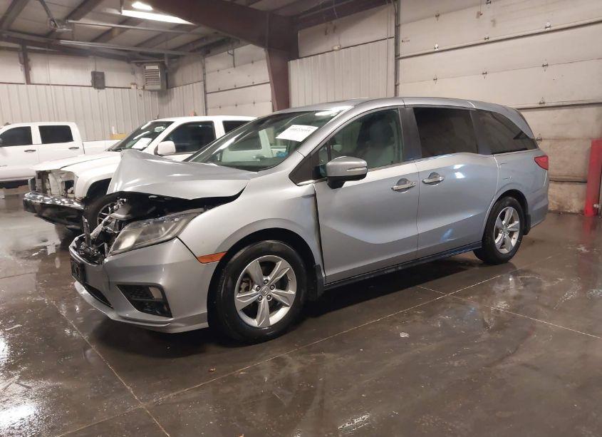 Photo 2 of 2018 Honda Odyssey EX-L (VIN 5FNRL6H78JB031406)