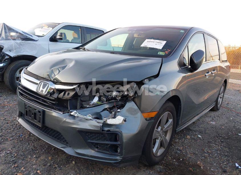 Photo 2 of 2018 Honda Odyssey EX-L (VIN 5FNRL6H79JB009205)