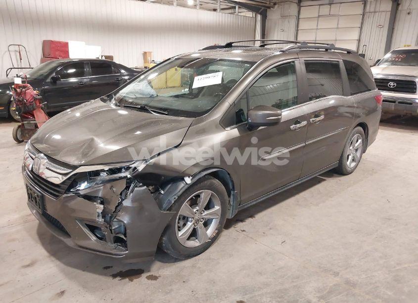 Photo 2 of 2018 Honda Odyssey EX-L (VIN 5FNRL6H79JB013044)
