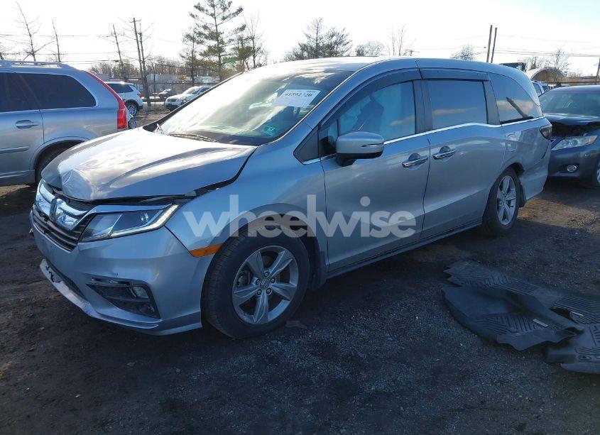 Photo 2 of 2018 Honda Odyssey EX-L (VIN 5FNRL6H7XJB045579)