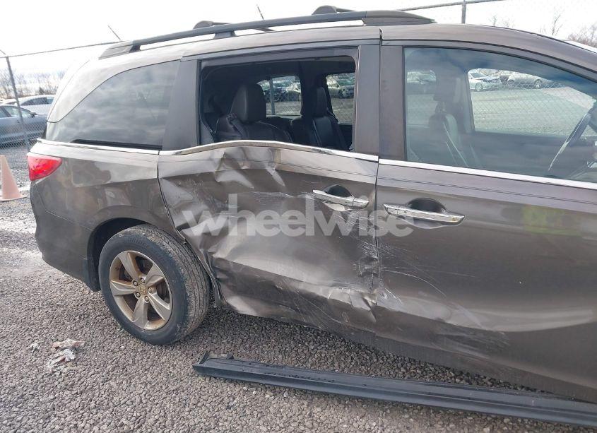 Photo 6 of 2018 Honda Odyssey EX-L (VIN 5FNRL6H7XJB053665)