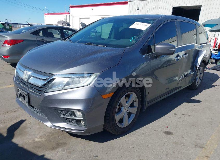 Photo 2 of 2018 Honda Odyssey EX-L (VIN 5FNRL6H7XJB067694)