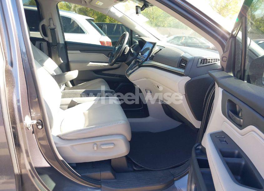 Photo 5 of 2018 Honda Odyssey EX-L (VIN 5FNRL6H7XJB067694)