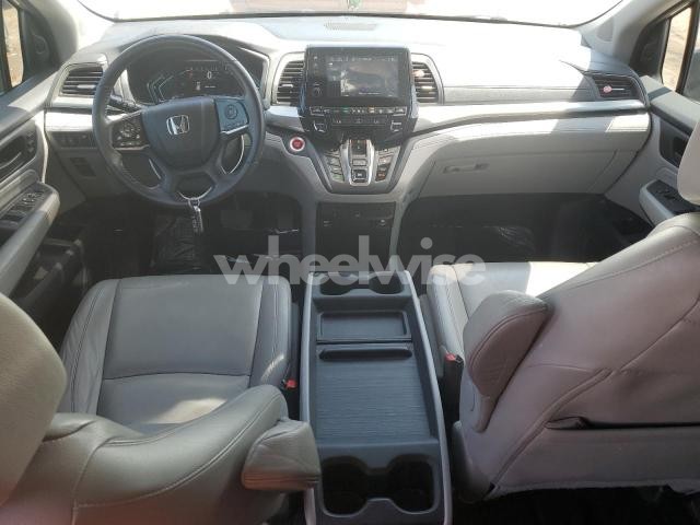 Photo 2 of 2018 HONDA ODYSSEY TOURING (VIN 5FNRL6H80JB006542)