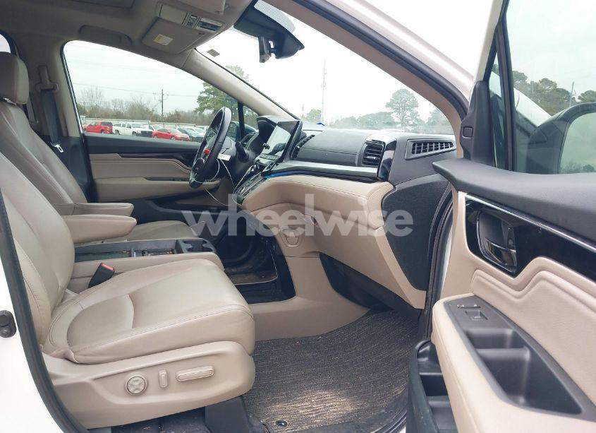 Photo 5 of 2021 Honda Odyssey TOURING (VIN 5FNRL6H80MB000406)
