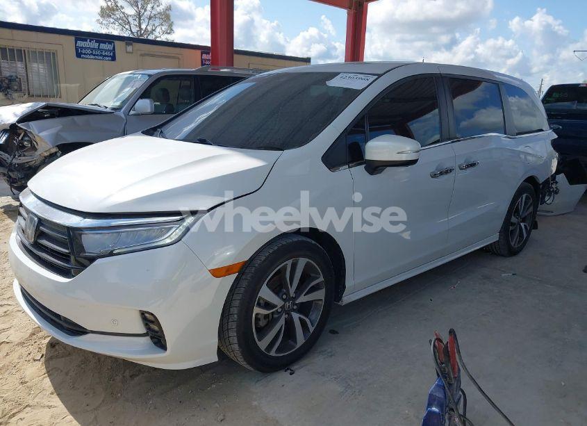 Photo 2 of 2021 Honda Odyssey TOURING (VIN 5FNRL6H80MB003323)