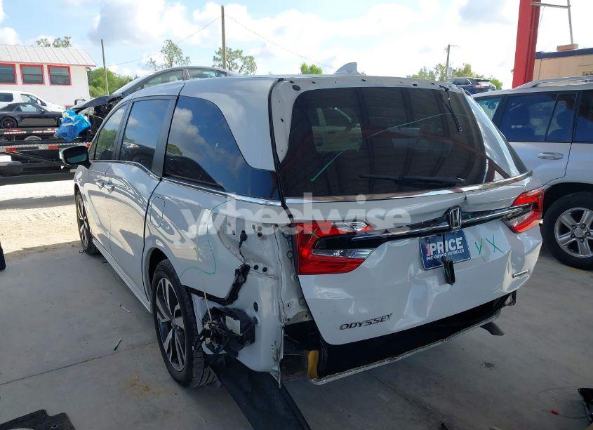 Photo 3 of 2021 Honda Odyssey TOURING (VIN 5FNRL6H80MB003323)