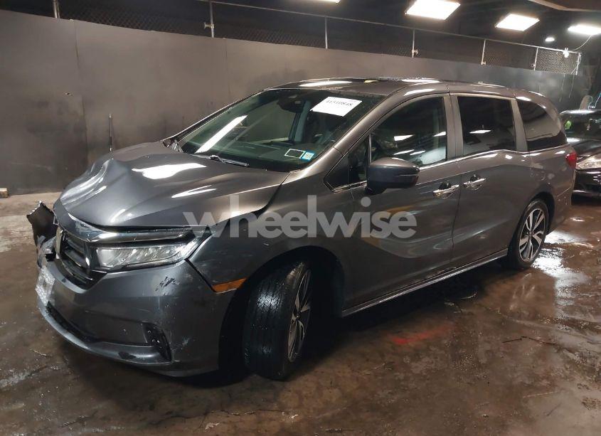 Photo 2 of 2021 Honda Odyssey TOURING (VIN 5FNRL6H80MB029596)