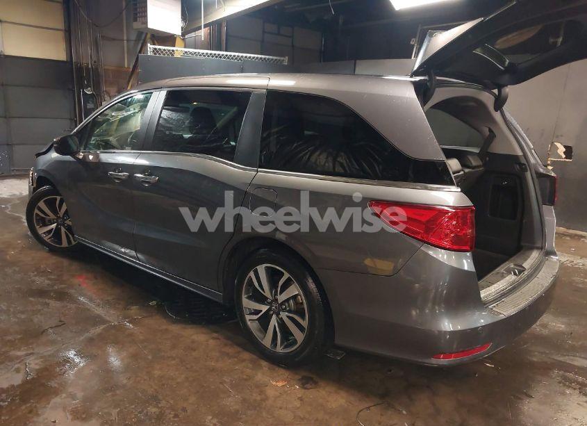 Photo 3 of 2021 Honda Odyssey TOURING (VIN 5FNRL6H80MB029596)
