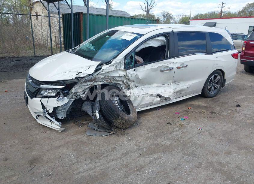 Photo 2 of 2018 Honda Odyssey TOURING (VIN 5FNRL6H81JB023530)