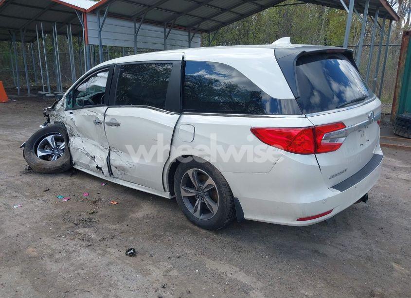 Photo 3 of 2018 Honda Odyssey TOURING (VIN 5FNRL6H81JB023530)