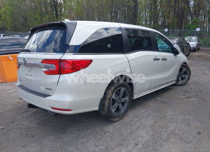 Photo 4 of 2018 Honda Odyssey TOURING (VIN 5FNRL6H81JB023530)