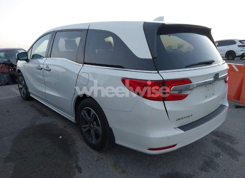 Photo 3 of 2018 Honda Odyssey TOURING (VIN 5FNRL6H81JB028372)