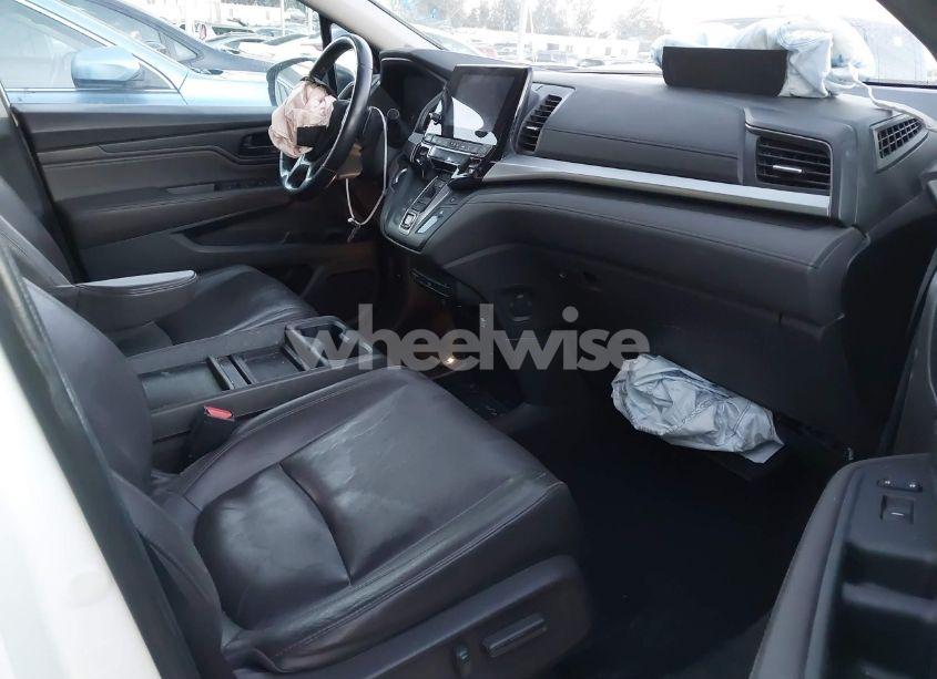 Photo 5 of 2018 Honda Odyssey TOURING (VIN 5FNRL6H81JB028372)