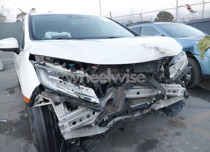 Photo 6 of 2018 Honda Odyssey TOURING (VIN 5FNRL6H81JB028372)