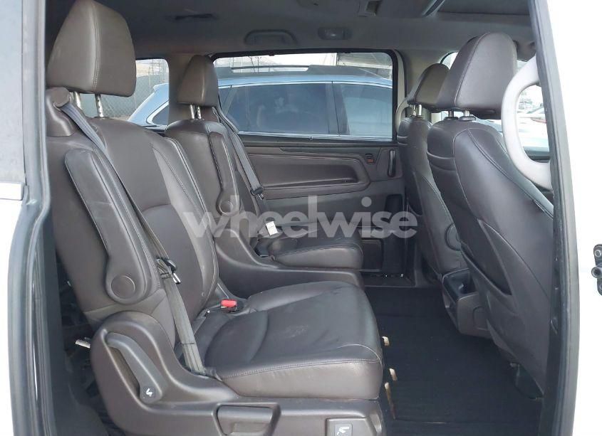 Photo 8 of 2018 Honda Odyssey TOURING (VIN 5FNRL6H81JB028372)