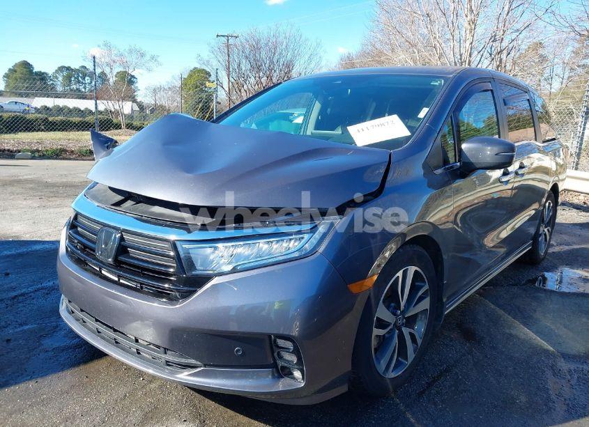 Photo 2 of 2021 Honda Odyssey TOURING (VIN 5FNRL6H81MB032555)