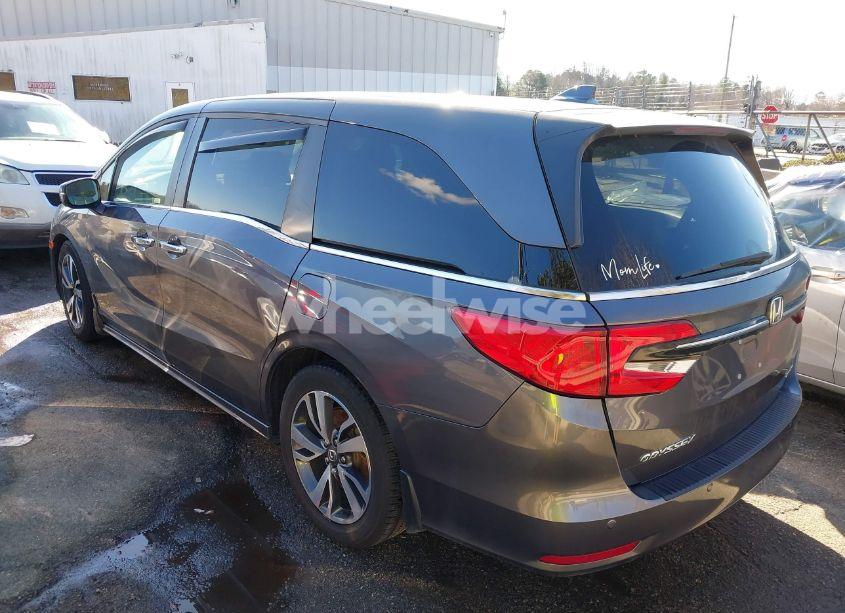 Photo 3 of 2021 Honda Odyssey TOURING (VIN 5FNRL6H81MB032555)
