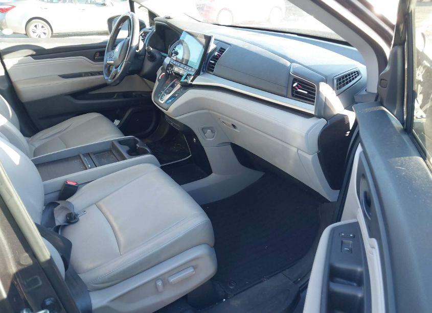 Photo 5 of 2019 Honda Odyssey TOURING (VIN 5FNRL6H82KB007841)