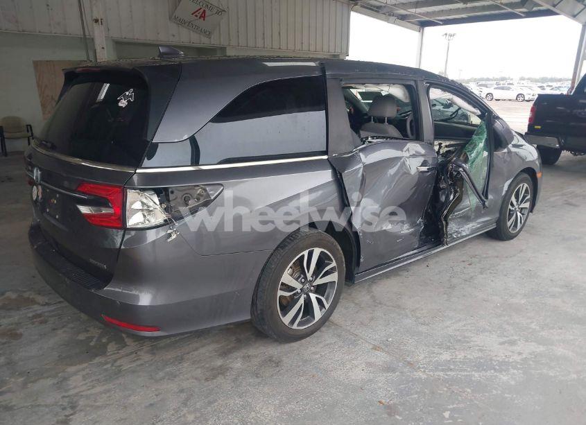 Photo 4 of 2021 Honda Odyssey TOURING (VIN 5FNRL6H82MB012377)