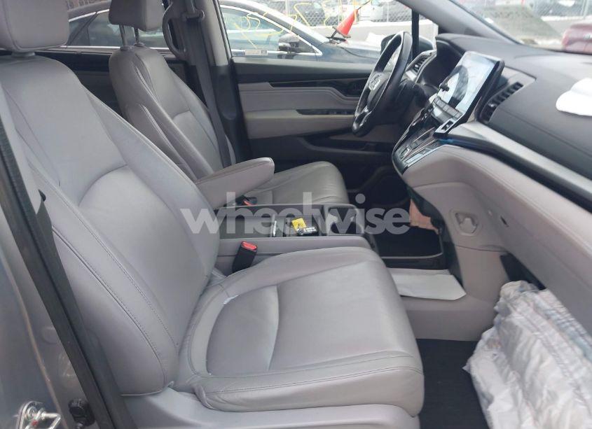 Photo 5 of 2021 Honda Odyssey TOURING (VIN 5FNRL6H82MB023377)