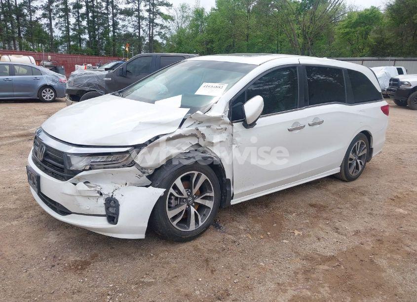 Photo 2 of 2021 Honda Odyssey TOURING (VIN 5FNRL6H82MB024271)